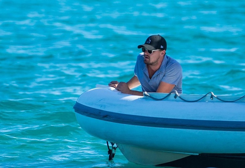 Леонадо ДиКаприо и Тоби Магуайр отдохнули на яхте с моделями (фото)