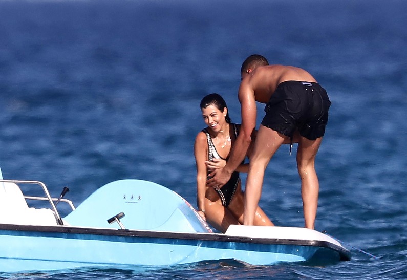 Кортни Кардашьян проводит время с молодым любовником