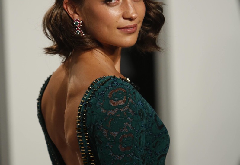 Все еще вместе: Алисия Викандер и Майкл Фассбендер вместе прилетели в Париж