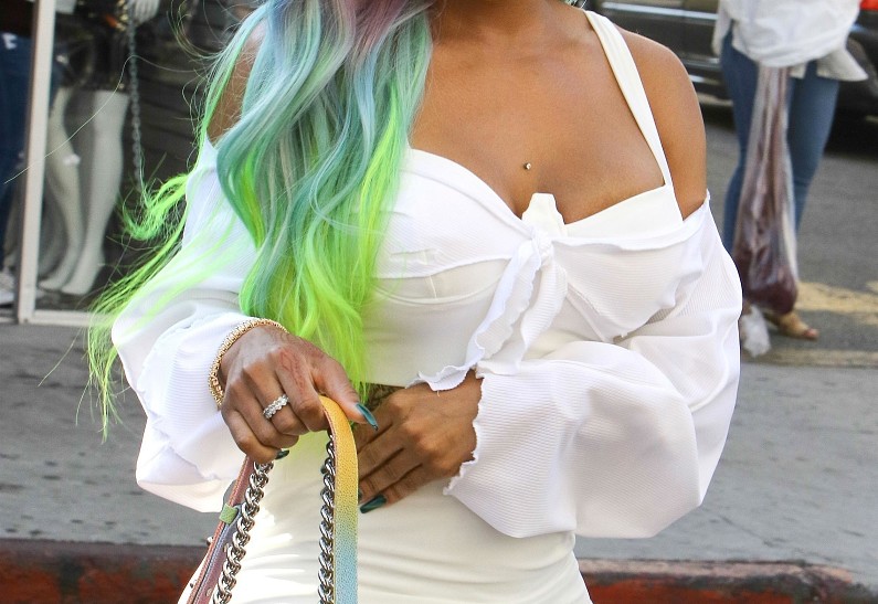 Расцвела: Блэк Чайна сделала разноцветные волосы