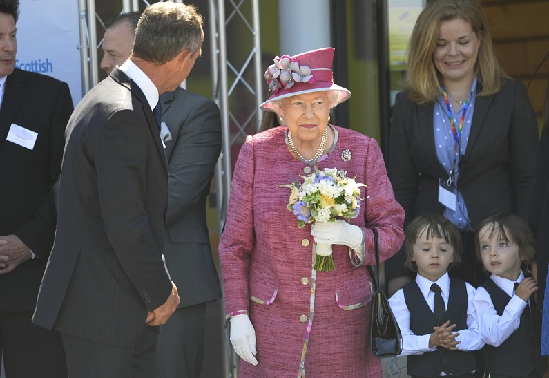 Елизавета II вручила Королевские медали в Эдинбурге