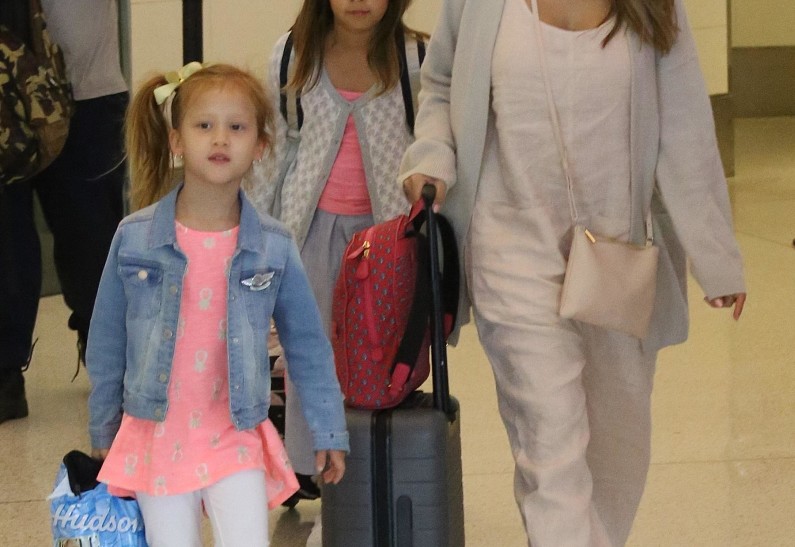 Беременную Джессику Альбу сфотографировали в аэропорту Лос-Анджелеса