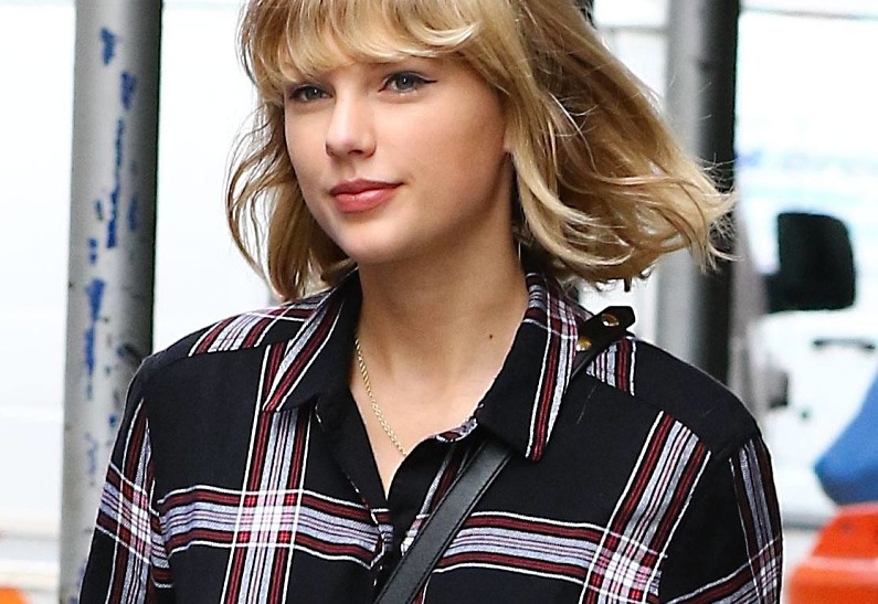 Тейлор Свифт выиграла суд против диджея, оскорбившего ее достоинство