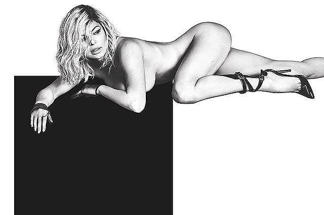 Ферги выпустила откровенные промопостеры