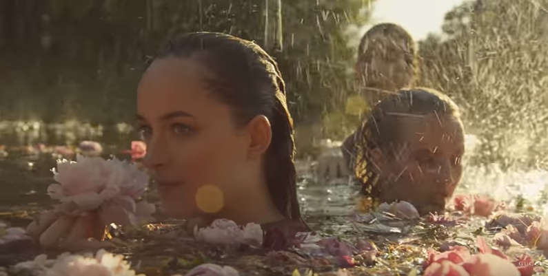 Цветущая Дакота Джонсон в невероятно красивом рекламном ролике аромата Gucci Bloom
