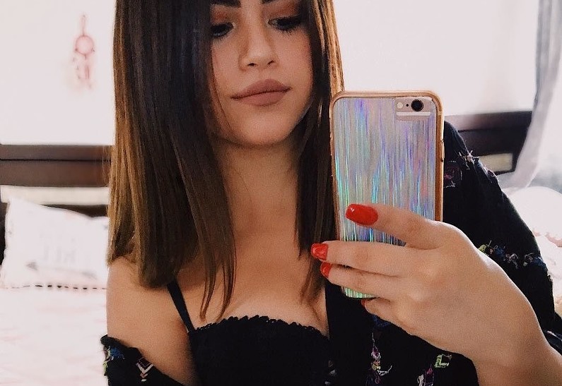 Девушка как две капли воды похожая на Селену Гомес стала звездой Сети