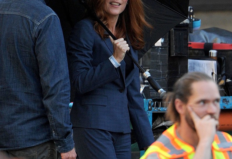 В кадре: «раненая» Джиллиан Андерсон на съемках нового сезона «Секретных материалов»