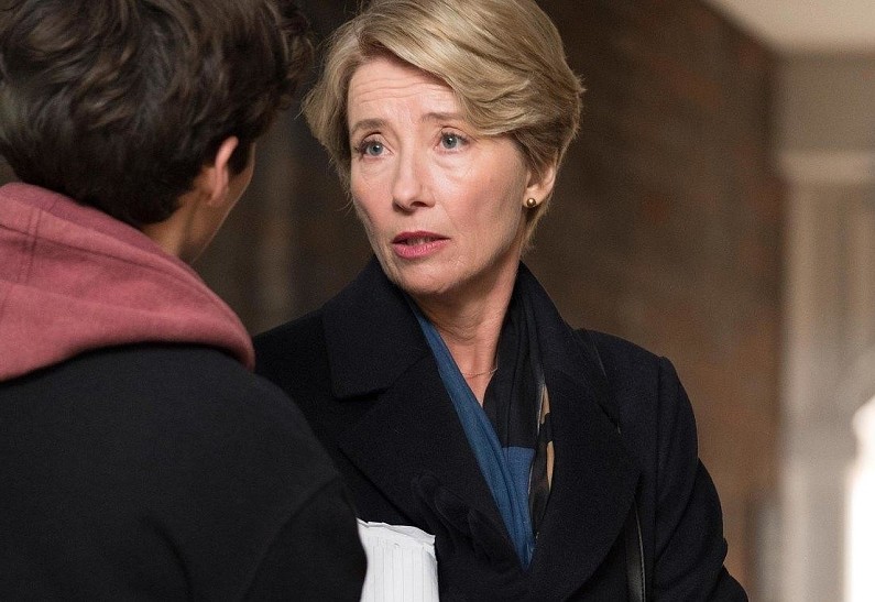 Эмма Томпсон, Фьён Уайтхед и Стэнли Туччи в драме «Закон о детях»