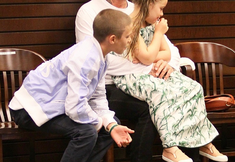 В кадре: Дэвид Бекхэм и младшие дети наблюдают, как Бруклин Бекхэм раздает автографы