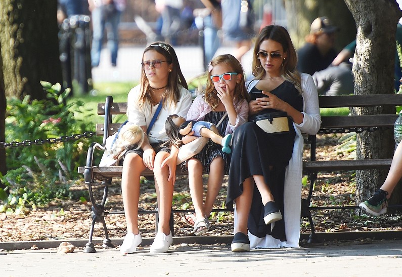 Фото: беременная Джессика Альба на прогулке с дочерьми