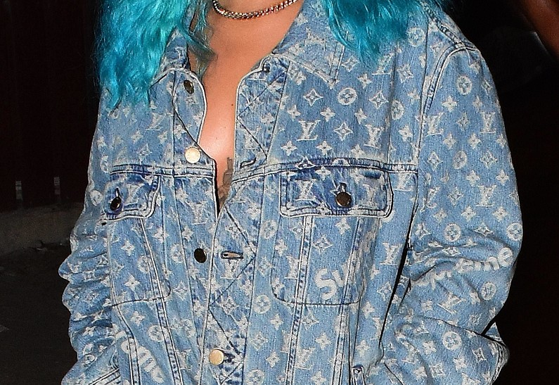 Фото: Рианна и ее новый небесно-голубой цвет волос