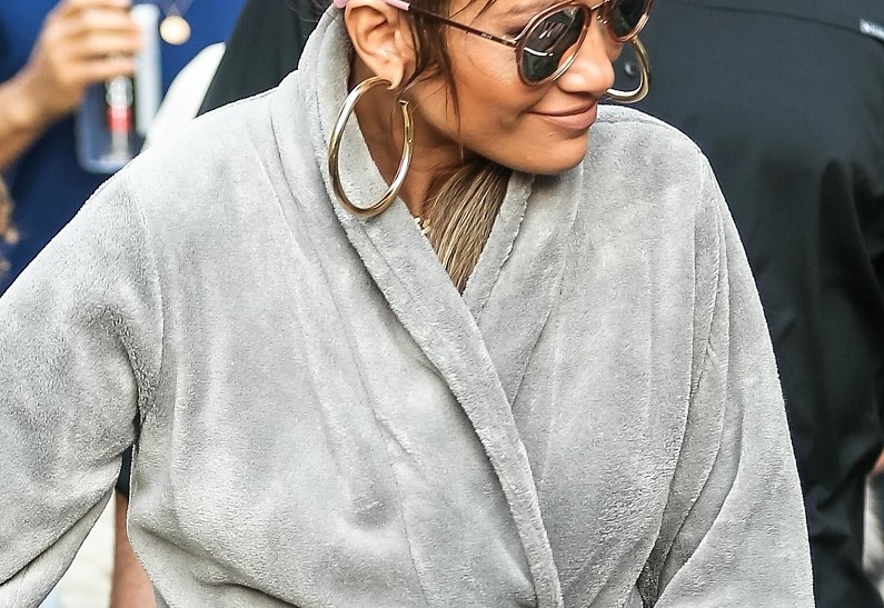 Дженнифер Лопес прокатилась на метро в банном халате: фото