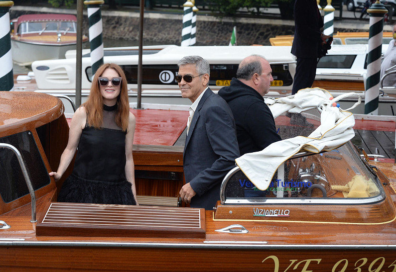 Джордж Клуни прибыл в Венецию без жены, но с Джулианной Мур