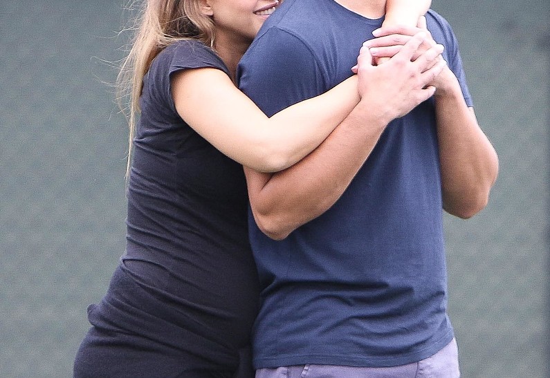 Счастливы вместе: беременная Джессика Альба с мужем отвели дочь на футбол