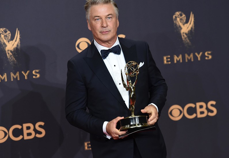 Алек Болдуин предложил свою статуэтку «Эмми» Дональду Трампу