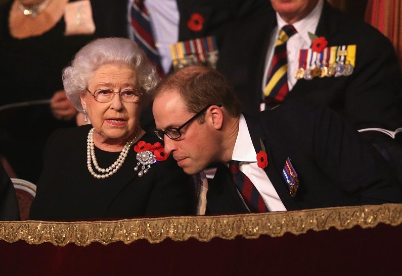 Инсайдеры: Елизавета II готовит принца Уильяма к восхождению на трон с детства