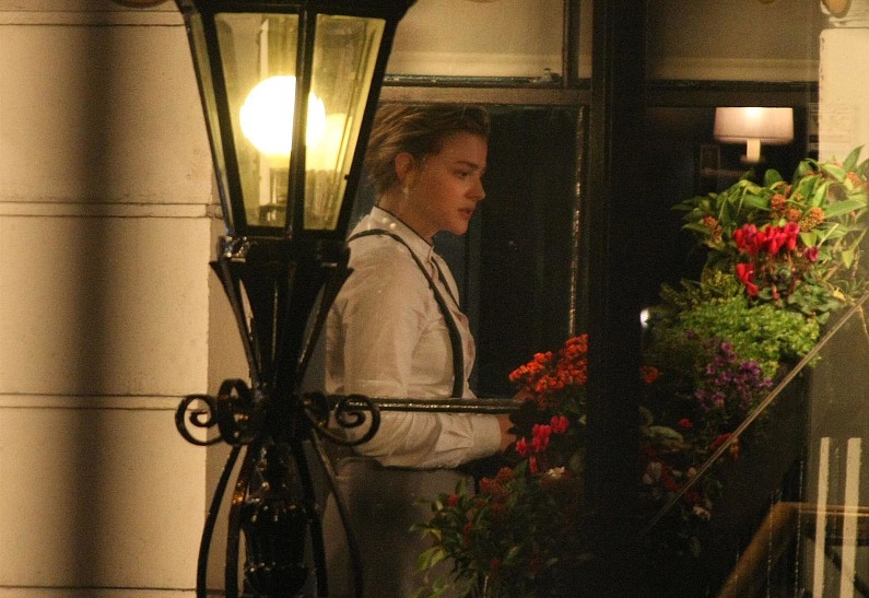 Хлою Морец в непривычном ретро-образе сфотографировали на съемках нового фильма