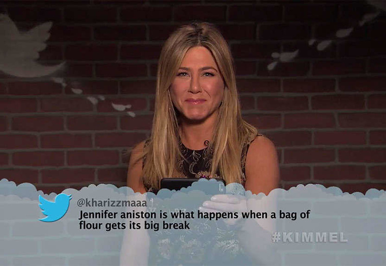 Дженнифер Энистон и другие звезды прочитали самые неприятные твитты о себе