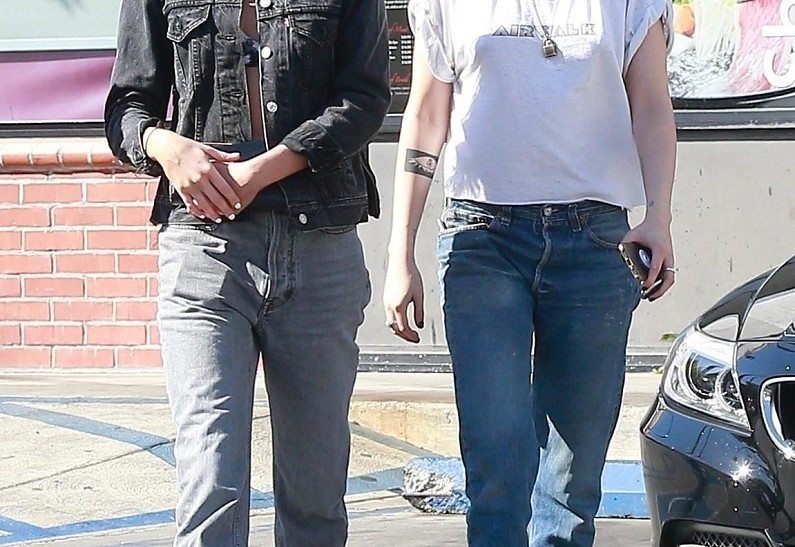 По-семейному: Кристен Стюарт с возлюбленной провели день на шопинге