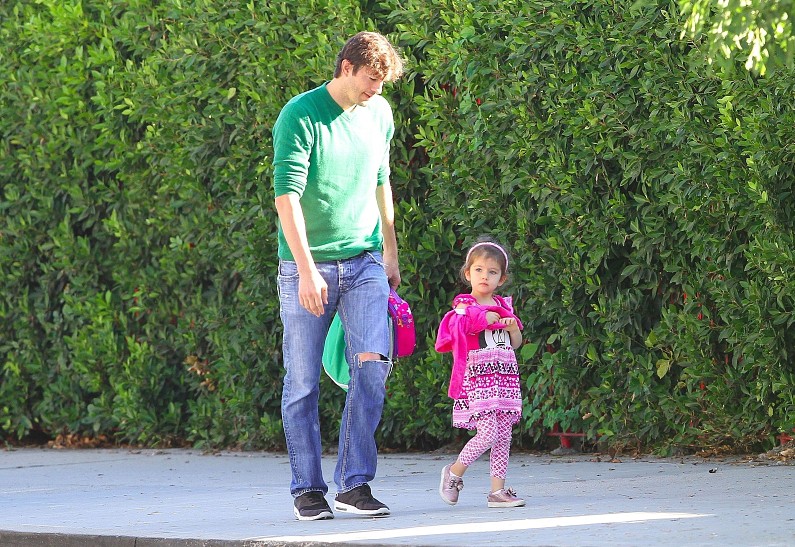 Заботливый отец Эштон Катчер отвел дочь на занятия