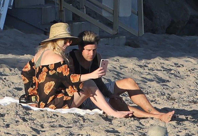 Аврил Лавин с возлюбленным устроили романтический пикник в Малибу