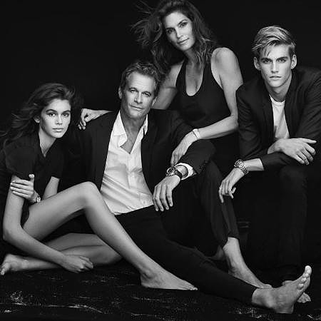 Синди Кроуфорд с семьей снялась в рекламной кампании известного часового бренда