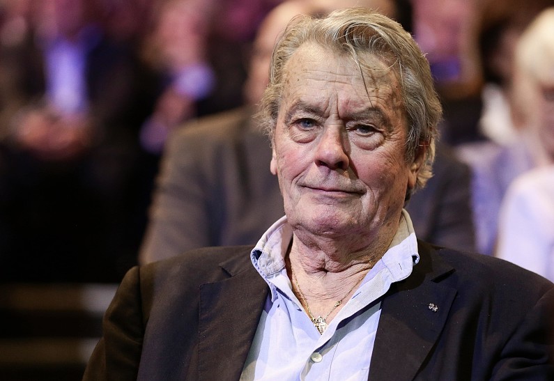 81-летний Ален Делон экстренно прооперирован во Франции