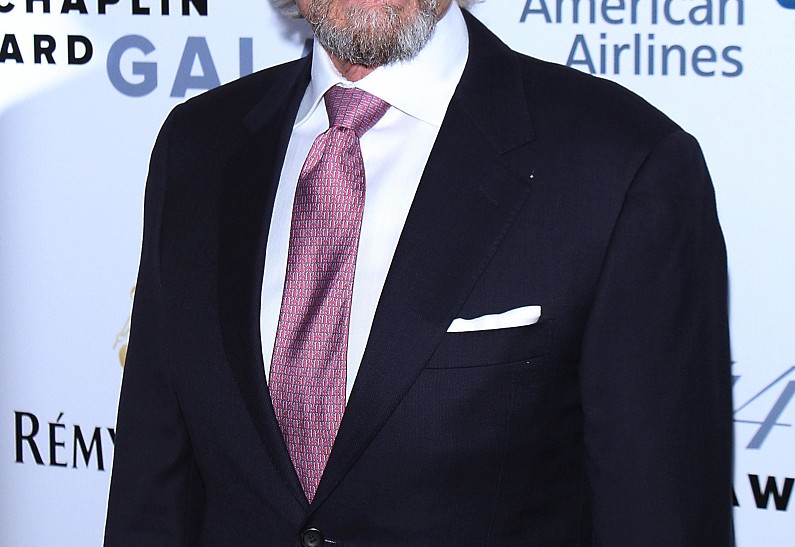 Майкл Дуглас первым рассказал о домогательствах, в которых его хотят обвинить