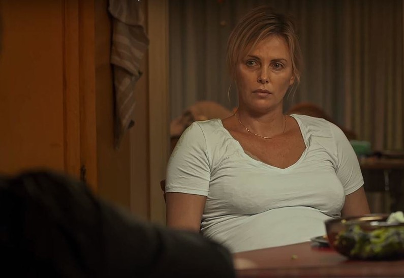 Вышел первый трейлер комедии «Талли» с беременной и очень уставшей Шарлиз Терон