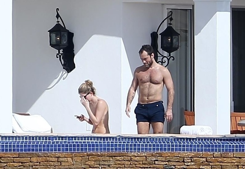 Горячо: обнаженных Джуда Лоу и его любимую застали за поцелуями в Мексике (фото)