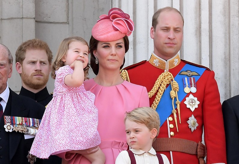 Настоящая принцесса: двухлетняя Шарлотта командует старшим братом