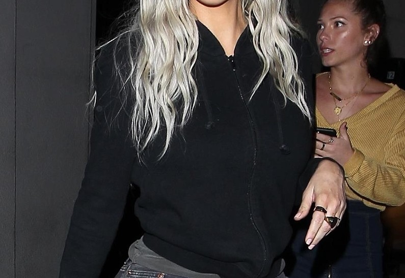 Золотая соска и одежда от кутюр: что купила Ким Кардашьян новорожденной дочке