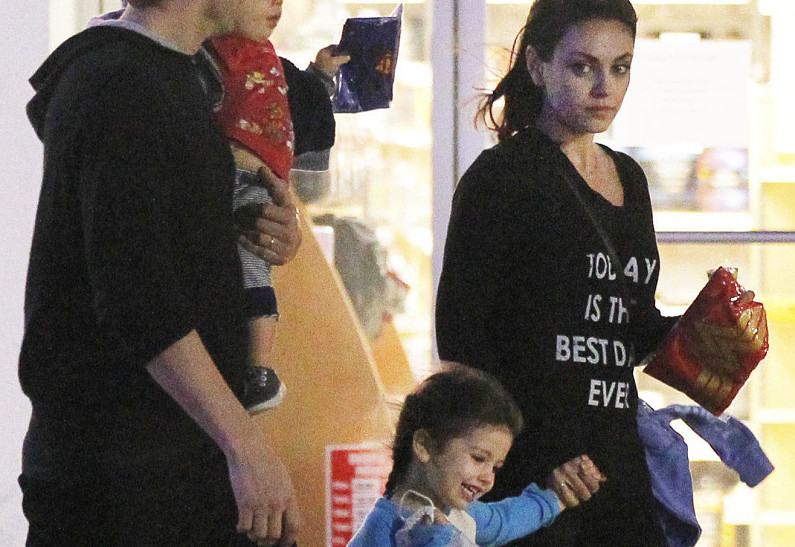 Все в сборе: Мила Кунис и Эштон Катчер на шопинге с детьми