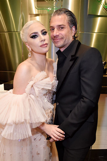 Леди Гага поцеловала Кристиана Карино на церемонии «Грэмми» | OK .