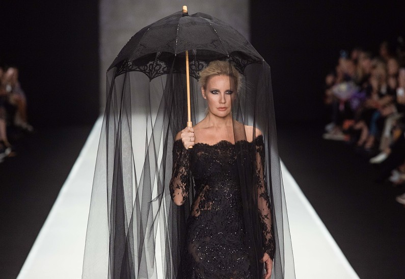 Готическая невеста: Елена Летучая в черной фате и кружевах вышла на подиум