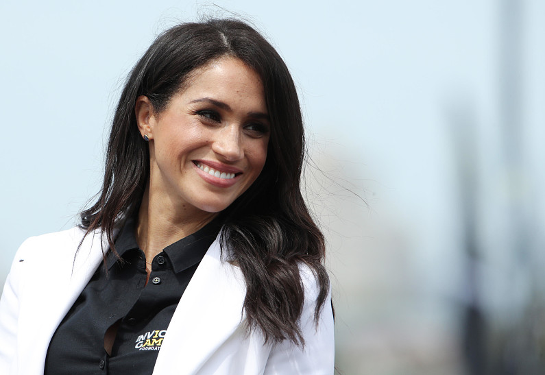 Беременная Меган Маркл надела прозрачный сарафан с глубоким разрезом