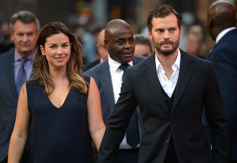 Больше не скрывают: Джейми Дорнан пришел на премьеру с беременной женой