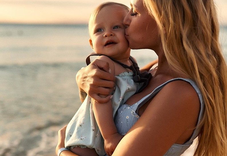 Рита Дакота трогательно поздравила дочь в первым днем рождения