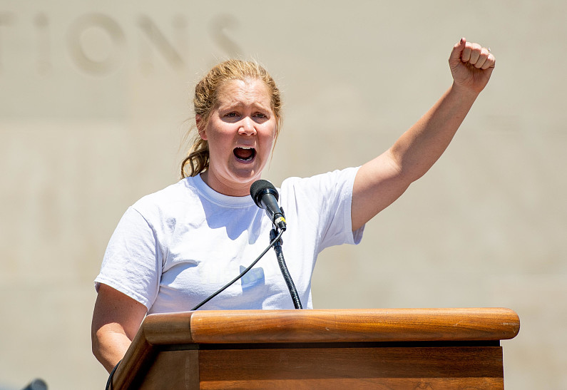 Эми Шумер и другие звёзды: 12 самых ярких объявлений о беременности