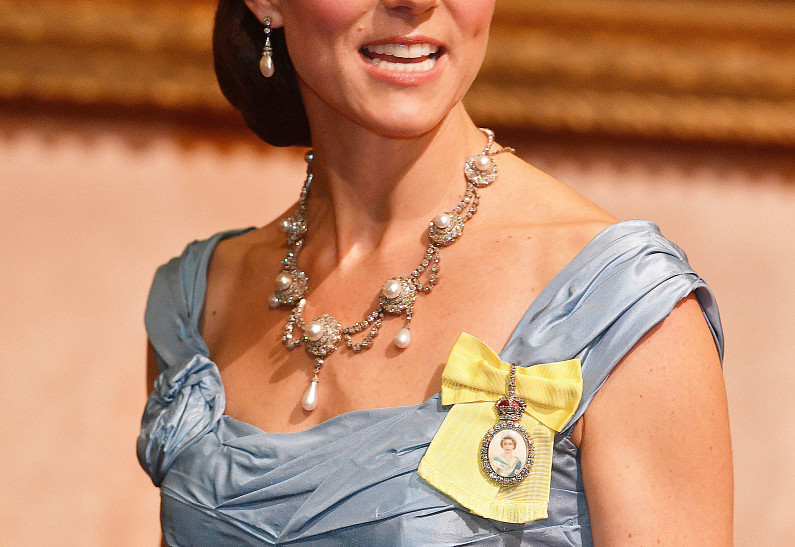 Кейт Миддлтон надела на прием «мятое» платье и тиару принцессы Дианы