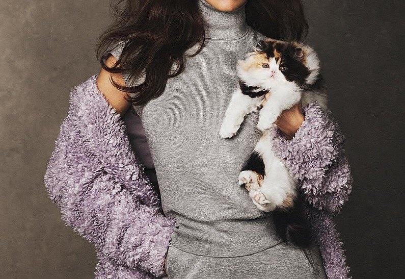 «Теплая и уютная»: новая фотосессия Ирины Шейк привела фанатов в восторг