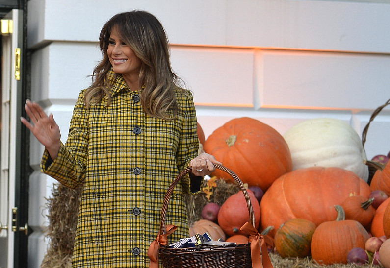 Мелания Трамп отметила грядущий Хэллоуин в пальто за 4 тысячи долларов. Фото