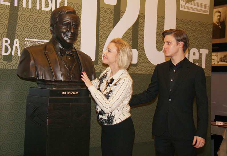 В МХТ им.А.Чехова отметили 120-летие театра и открыли памятник Олегу Табакову