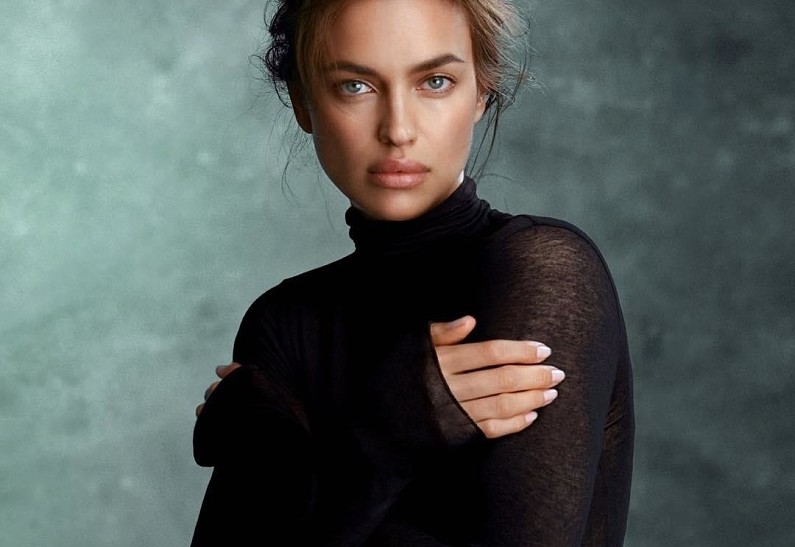 Ирина Шейк показала идеальный пресс с кубиками. Фото