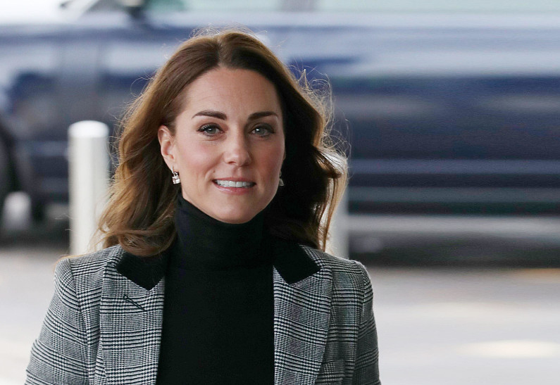 Кейт Миддлтон повторила образ Меган Маркл с серым блейзером