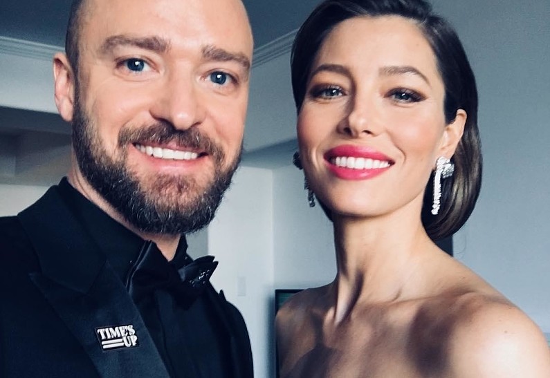 Джессика Бил и Джастин Тимберлек навестили школьников из неблагополучных семей