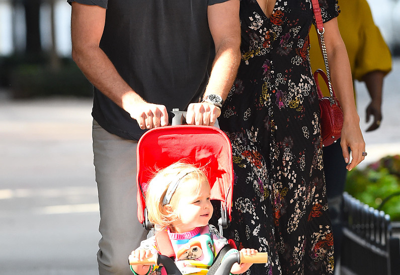 Счастливы вместе: Ирина Шейк и Брэдли Купер с дочерью вышли на прогулку