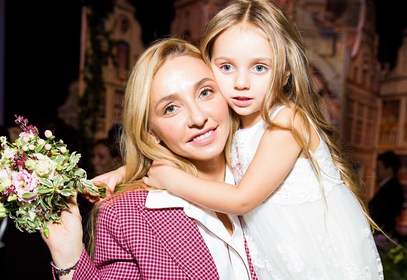 Татьяна Навка с дочкой Надей и другие звезды с детьми на показе Yudashkin Kids
