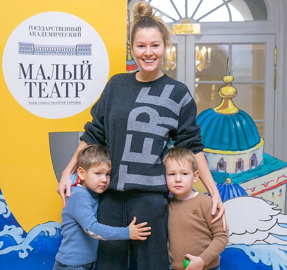 Кожевникова, Чурикова и Гусева с детьми на премьере сказки в Малом театре