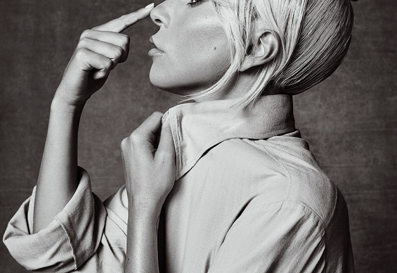 Леди Гага снялась для Variety в одной рубашке (той самой из «Звезда родилась»)